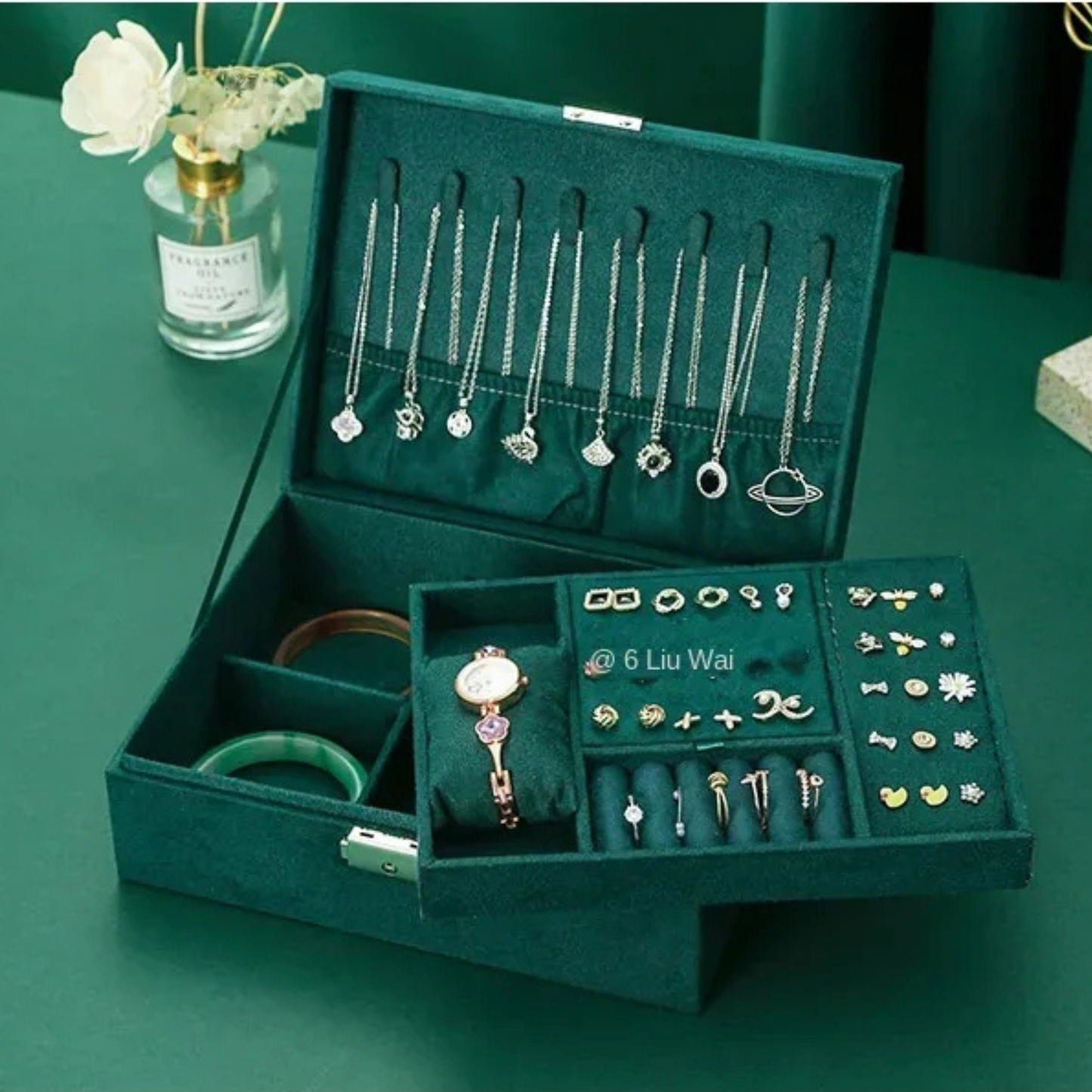 Boîte à bijoux avec serrure en velours